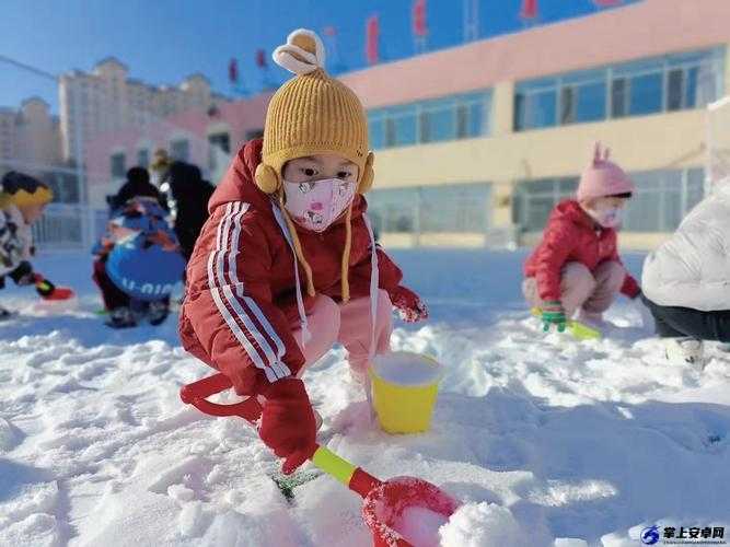 那两团雪球在他手里的奇妙景象